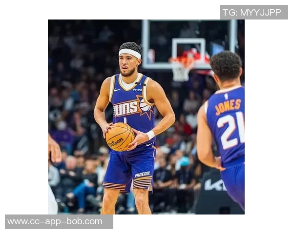 布克强调团队合作的重要性关键时刻每个人都需挺身而出